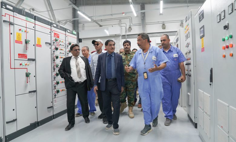 Council member Al-Bahssani visits PetroMasila to review the initial operation of the heavy fuel oil refining unit.