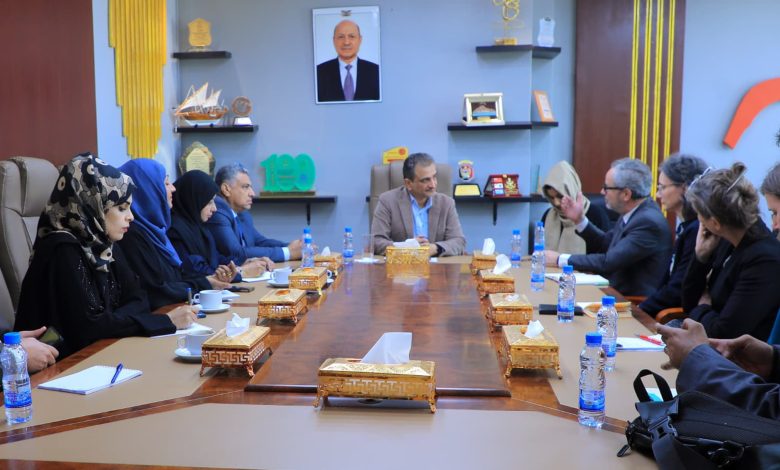 Meeting discusses efforts to enhance stability and improve services in Aden.