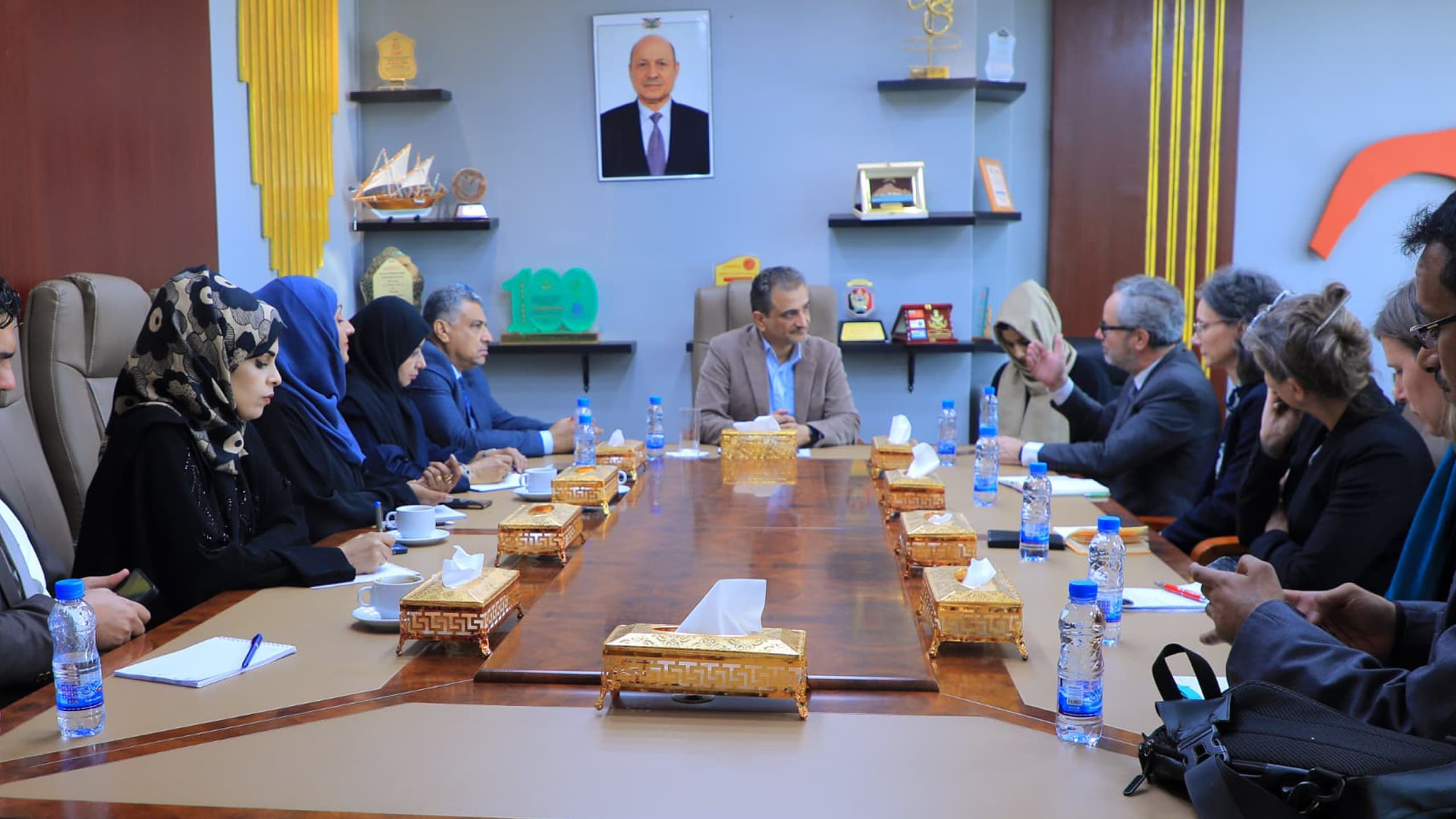 Meeting discusses efforts to enhance stability and improve services in Aden.