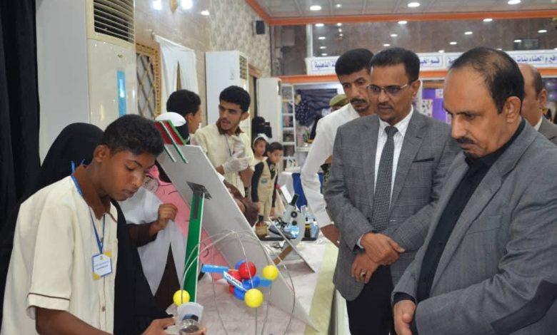 The Governor of Hadramaut inaugurates an exhibition for people with determination and inspects the Social Affairs Office and Roads Foundation.