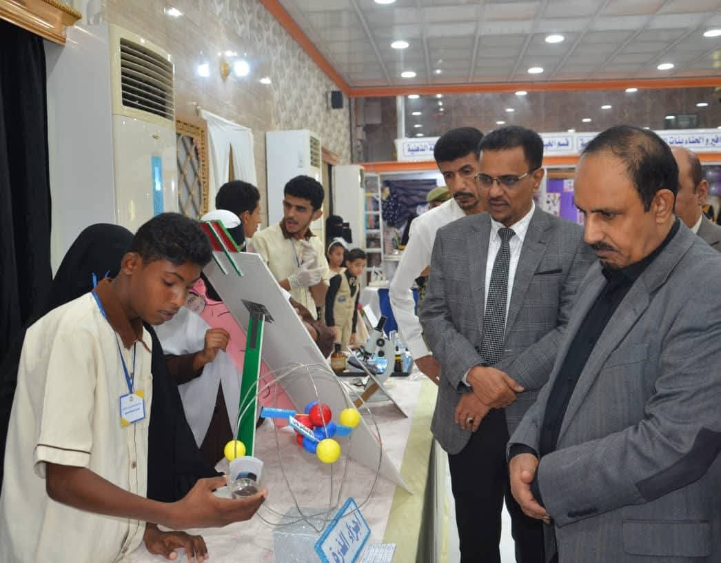 The Governor of Hadramaut inaugurates an exhibition for people with determination and inspects the Social Affairs Office and Roads Foundation.