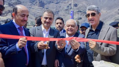 The Ministers of Civil Service and State inaugurate the "Aden Mall" park in the Crater district.