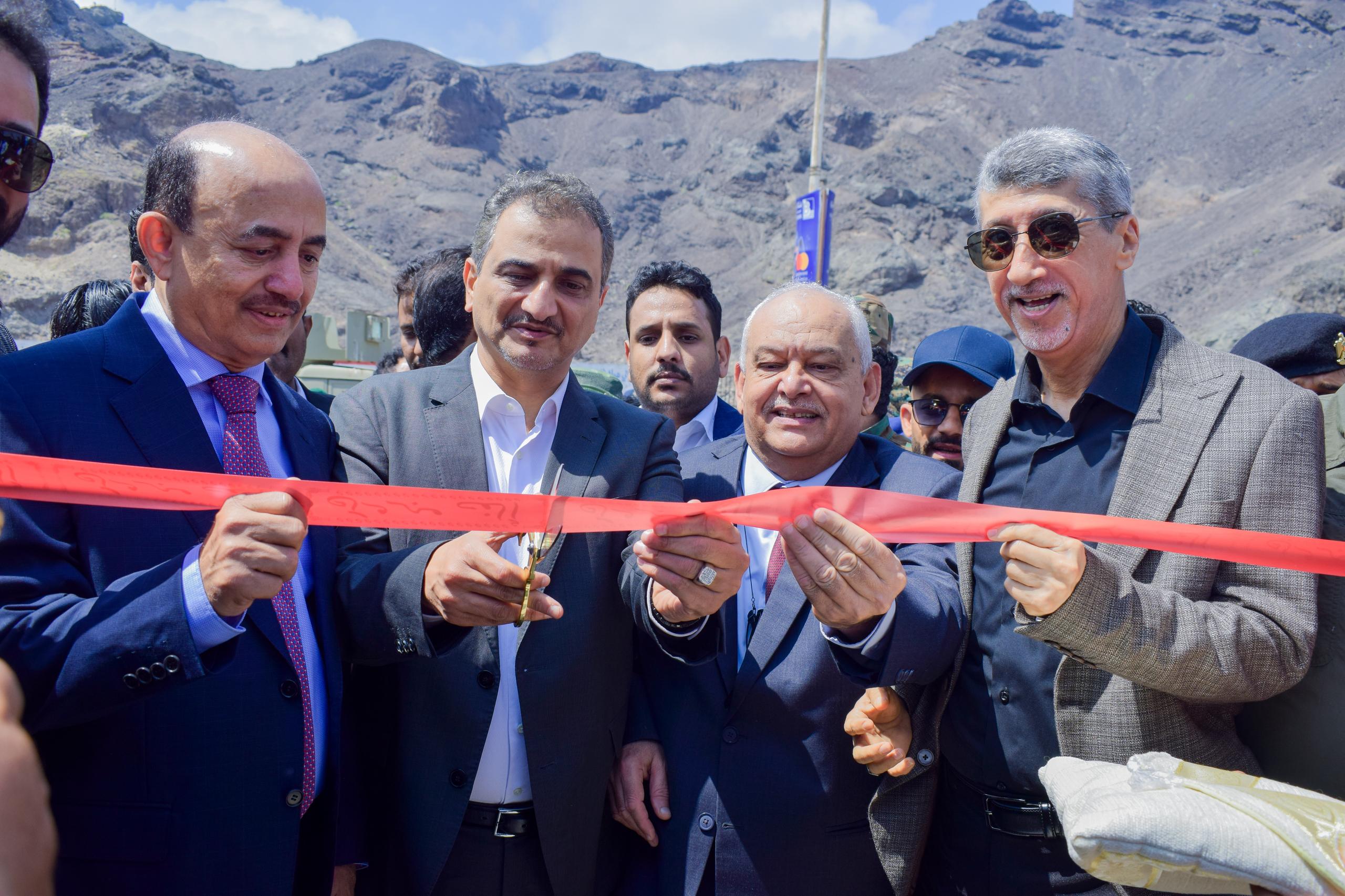 The Ministers of Civil Service and State inaugurate the "Aden Mall" park in the Crater district.