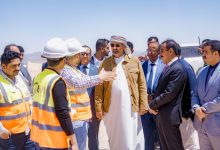 Council member Aidarus al-Zubaidi inspects the progress of the solar energy project in Shabwa.