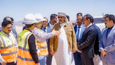 Council member Aidarus al-Zubaidi inspects the progress of the solar energy project in Shabwa.