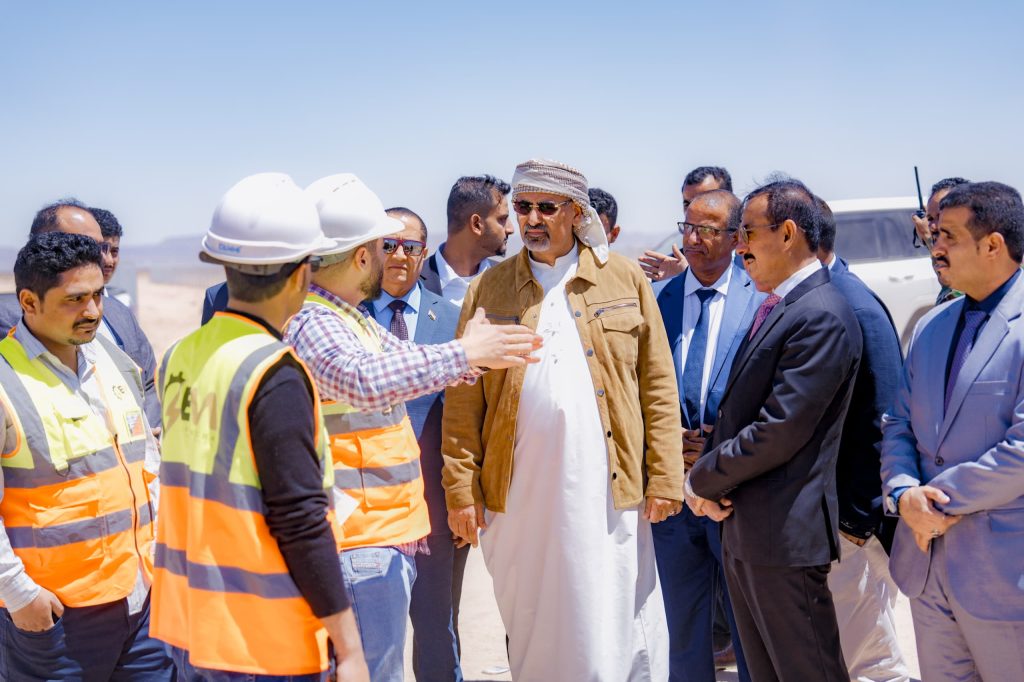 Council member Aidarus al-Zubaidi inspects the progress of the solar energy project in Shabwa.