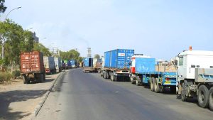 Hodeidah: Houthi gangs intercept transport trucks to extort additional fees.
