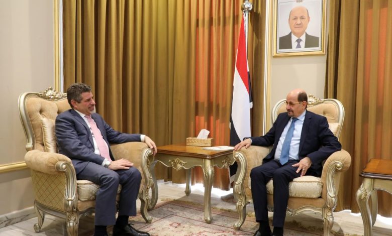 The Foreign Minister discusses with the U.S. Ambassador joint efforts to implement the designation of Houthi militias as a terrorist organization.