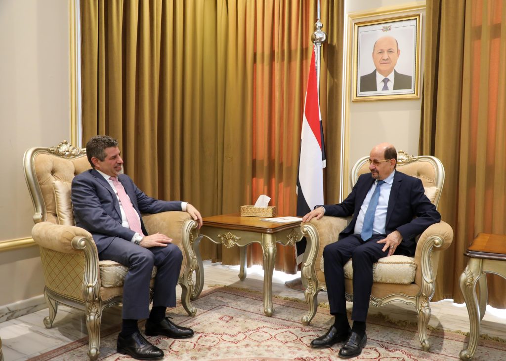 The Foreign Minister discusses with the U.S. Ambassador joint efforts to implement the designation of Houthi militias as a terrorist organization.