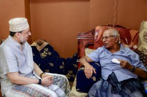 The Prime Minister makes a festive visit to Aden to meet with the former Deputy Governor of the Central Bank of Yemen.