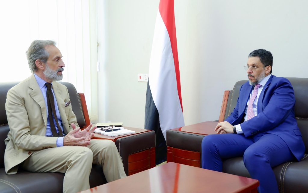 The Prime Minister received the UN Resident Coordinator in Yemen during a meeting in Aden.