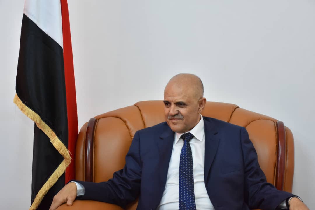 The Taiz governor presents a six-month progress report to the President of the Presidential Leadership Council.