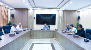The Agriculture Ministry's representative discusses sustainable agricultural projects with the Red Cross.
