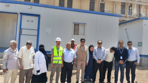 The Director of Al-Sadaqa Hospital in Aden discusses support for the hospital with the UNOPS Director for the Middle East.