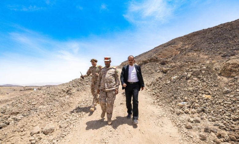 The Minister of Information and the Chief of General Staff visit the Seventh Military Region, inspecting heroes at the frontlines.
