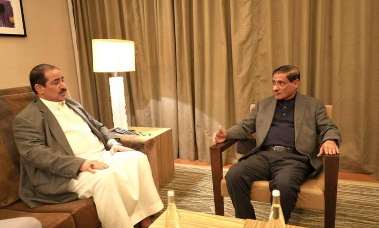 Council member Faraj Al-Bahsani briefs the Interior Minister on security conditions in the liberated provinces.