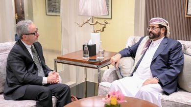 Council member Sultan al-Aradah discusses the latest developments in Yemen with the EU ambassador.