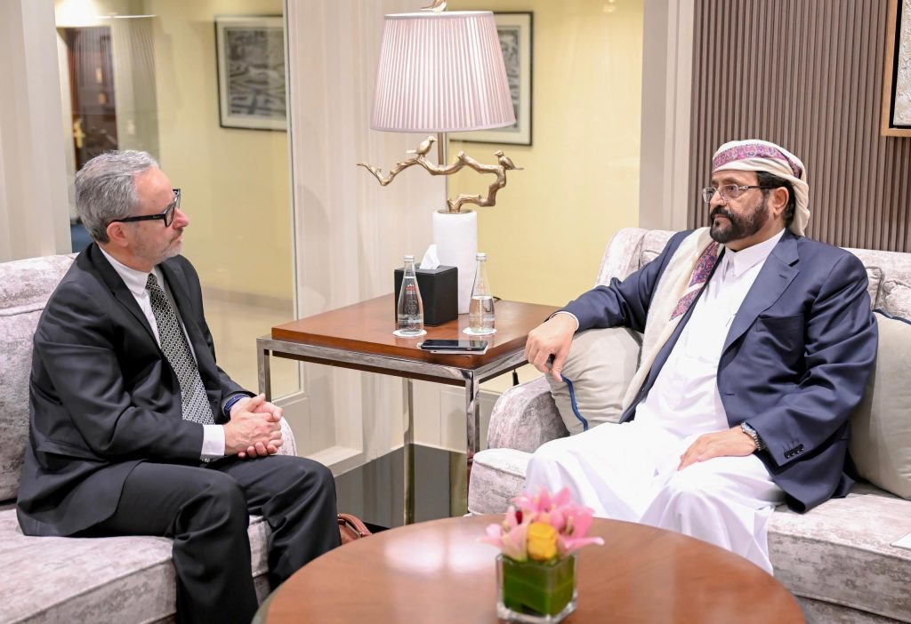 Council member Sultan al-Aradah discusses the latest developments in Yemen with the EU ambassador.