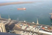 Houthi militia unloads fuel using primitive methods, causing oil spills near Ras Issa.