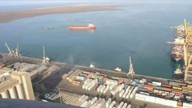 Houthi militia unloads fuel using primitive methods, causing oil spills near Ras Issa.