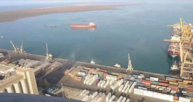 Houthi militia unloads fuel using primitive methods, causing oil spills near Ras Issa.