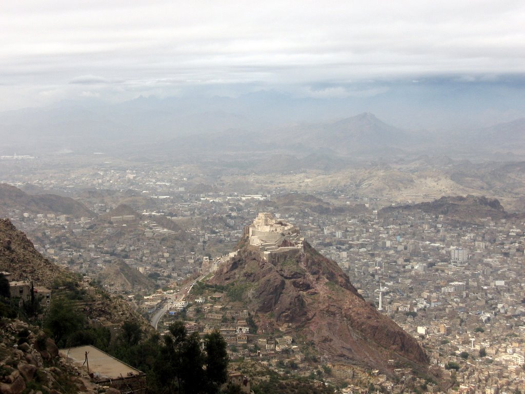 Houthi militias target residential areas in northern Taiz, detonating a citizen's home.