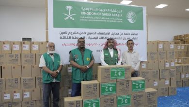 King Salman Relief Center delivers a batch of dialysis solutions to the Bapatin Medical Center.