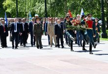 The Chairman of the Leadership Council lays a wreath at the Tomb of the Unknown Soldier in honor of Russian soldiers.