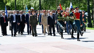 The Chairman of the Leadership Council lays a wreath at the Tomb of the Unknown Soldier in honor of Russian soldiers.
