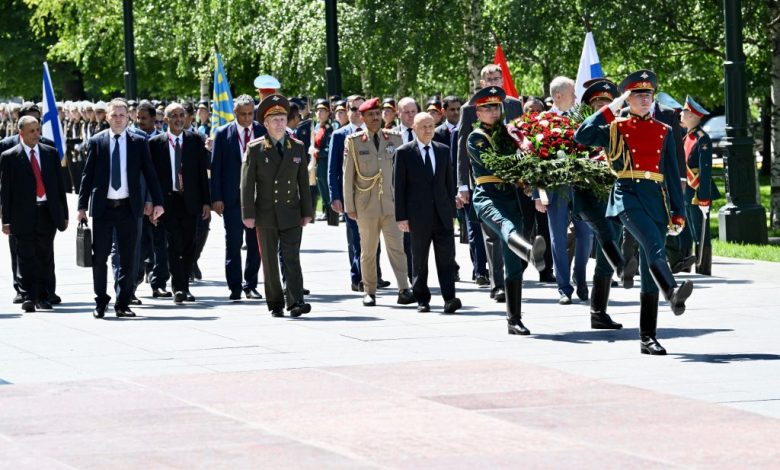 The Chairman of the Leadership Council lays a wreath at the Tomb of the Unknown Soldier in honor of Russian soldiers.