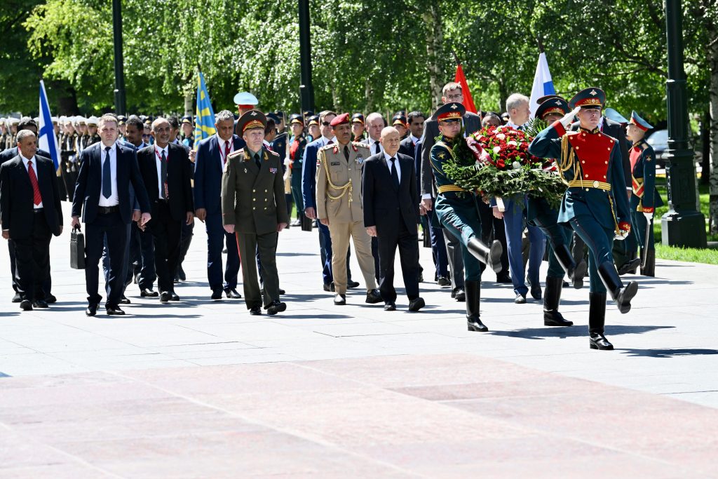 The Chairman of the Leadership Council lays a wreath at the Tomb of the Unknown Soldier in honor of Russian soldiers.