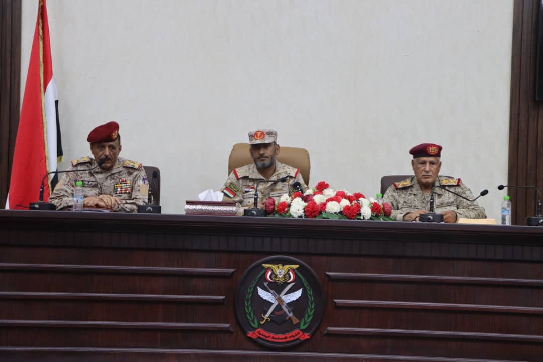The Chief of Staff holds an extensive military meeting in Aden.