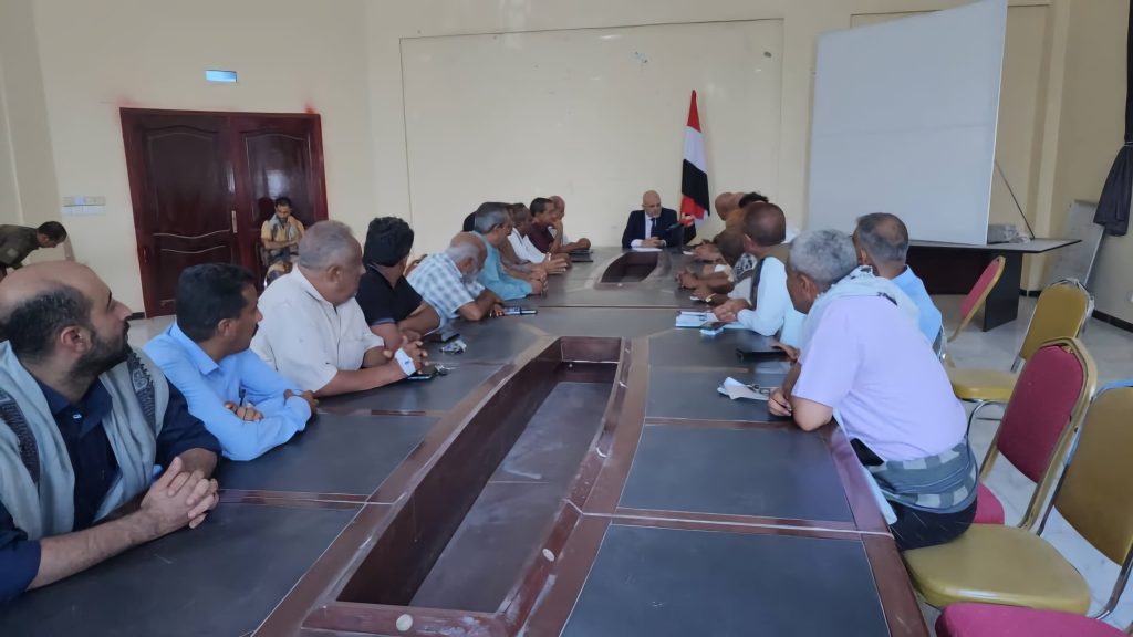 The Governor of Taiz discusses development plans and performance reports for coastal districts.