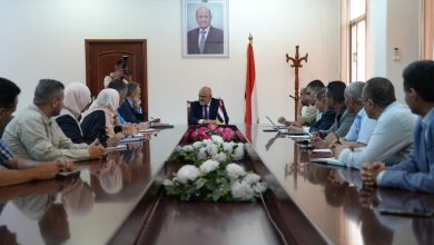 The Governor of Taiz discusses water project support with the UN Resident Coordinator.