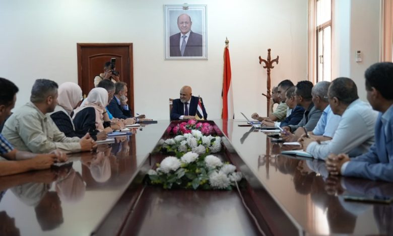 The Governor of Taiz discusses water project support with the UN Resident Coordinator.