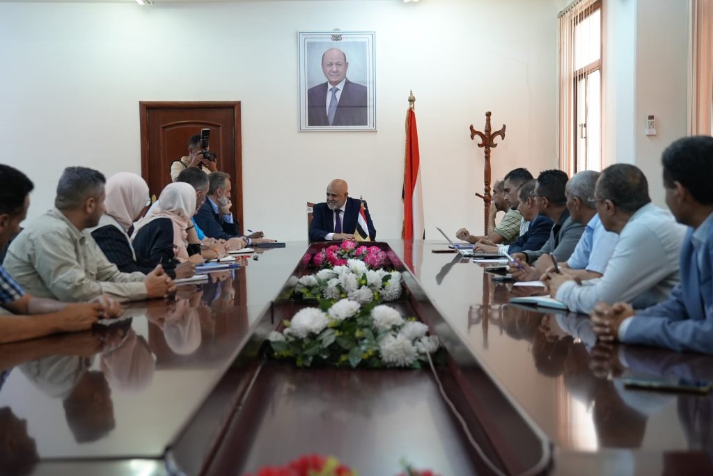 The Governor of Taiz discusses water project support with the UN Resident Coordinator.