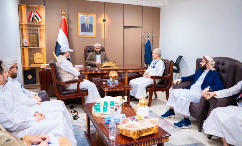The Minister of Awqaf discusses the work of the medical committee for the Yemeni Hajj mission with the Saudi Health Deputy Minister.