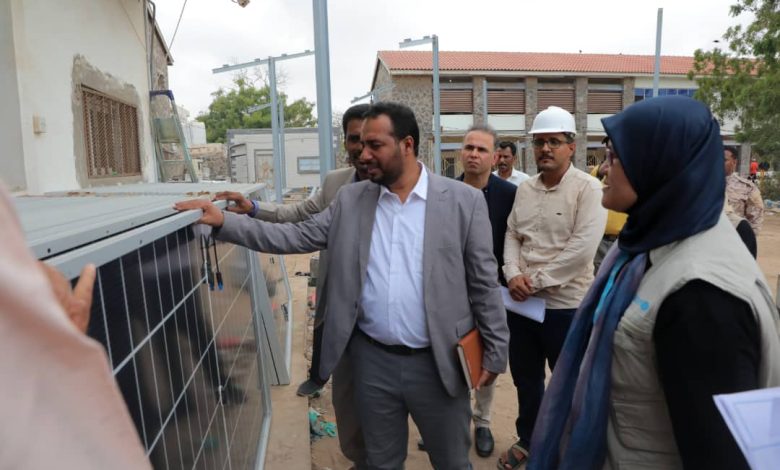 The Minister of Education reviews the progress of the integrated solar energy system project at the Ministry's headquarters.