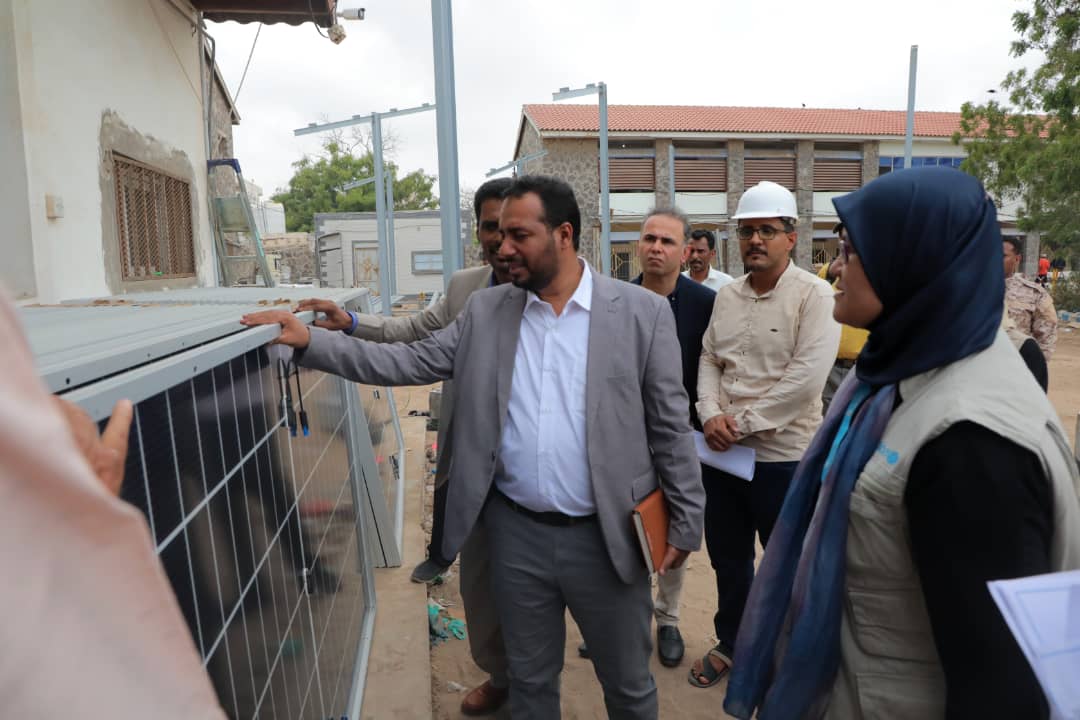 The Minister of Education reviews the progress of the integrated solar energy system project at the Ministry's headquarters.