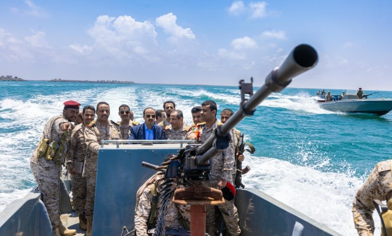 The Minister of Information visits the naval forces in the Fifth Region, praising their efforts in securing the islands.