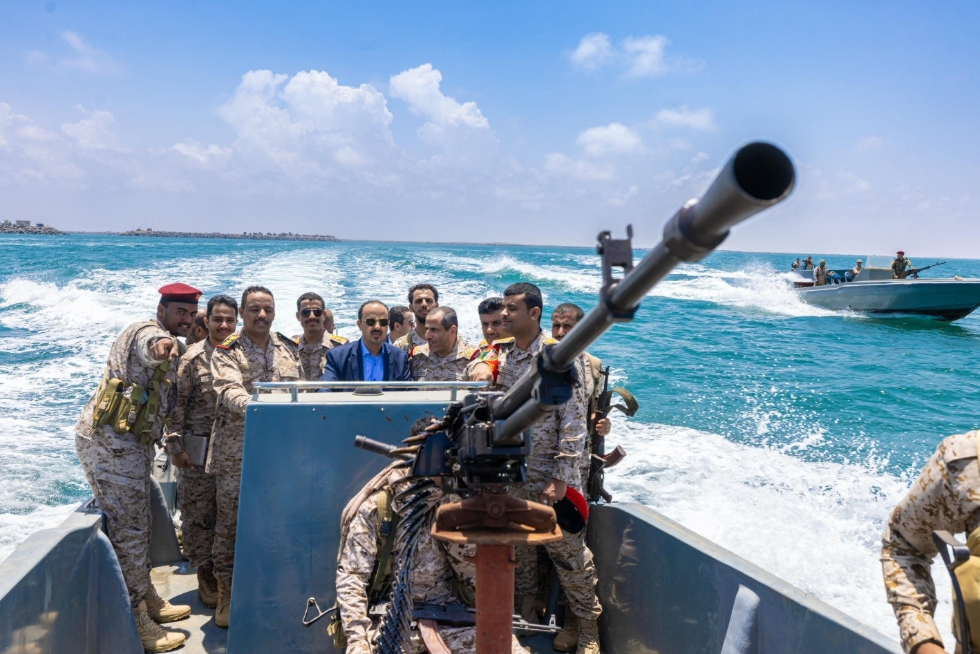 The Minister of Information visits the naval forces in the Fifth Region, praising their efforts in securing the islands.