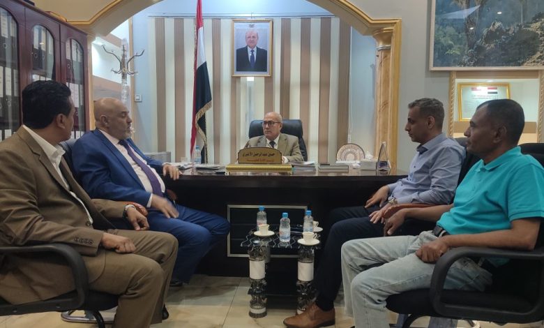 The Minister of Local Administration discusses with the Taiz Governor the implementation measures for the province's projects.
