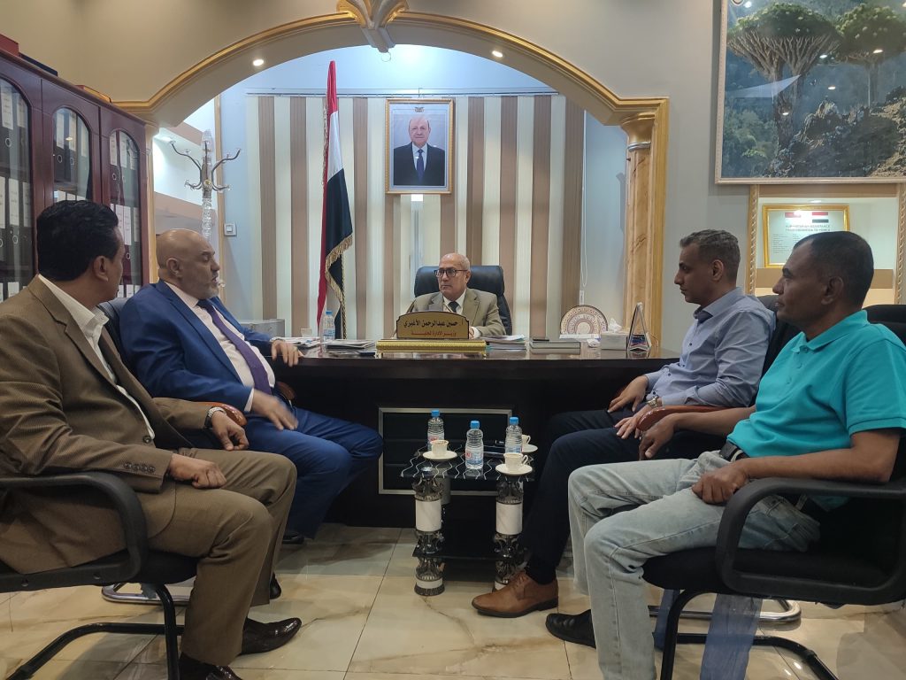 The Minister of Local Administration discusses with the Taiz Governor the implementation measures for the province's projects.