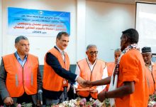 The Minister of State and Governor of Aden honors outstanding workers from the Cleanliness and Improvement Fund on Labor Day.