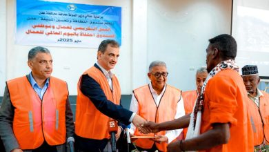 The Minister of State and Governor of Aden honors outstanding workers from the Cleanliness and Improvement Fund on Labor Day.
