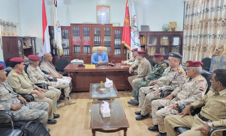 The Taiz governor visits the military command, reaffirming support for the national army.