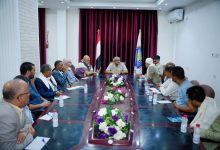 Council member Tariq Saleh chairs a meeting to address the water crisis in Taiz.