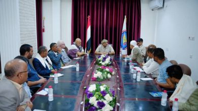 Council member Tariq Saleh chairs a meeting to address the water crisis in Taiz.