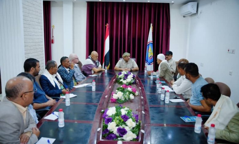 Council member Tariq Saleh chairs a meeting to address the water crisis in Taiz.