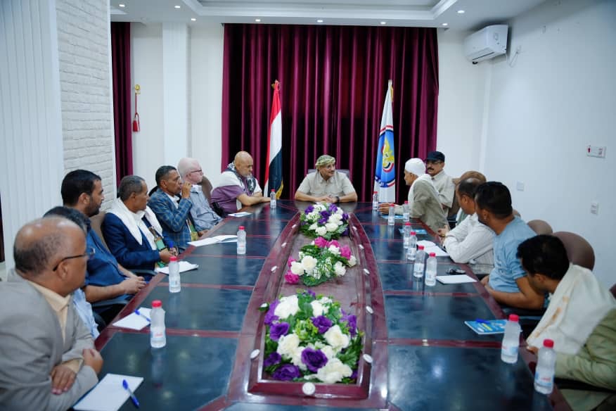 Council member Tariq Saleh chairs a meeting to address the water crisis in Taiz.